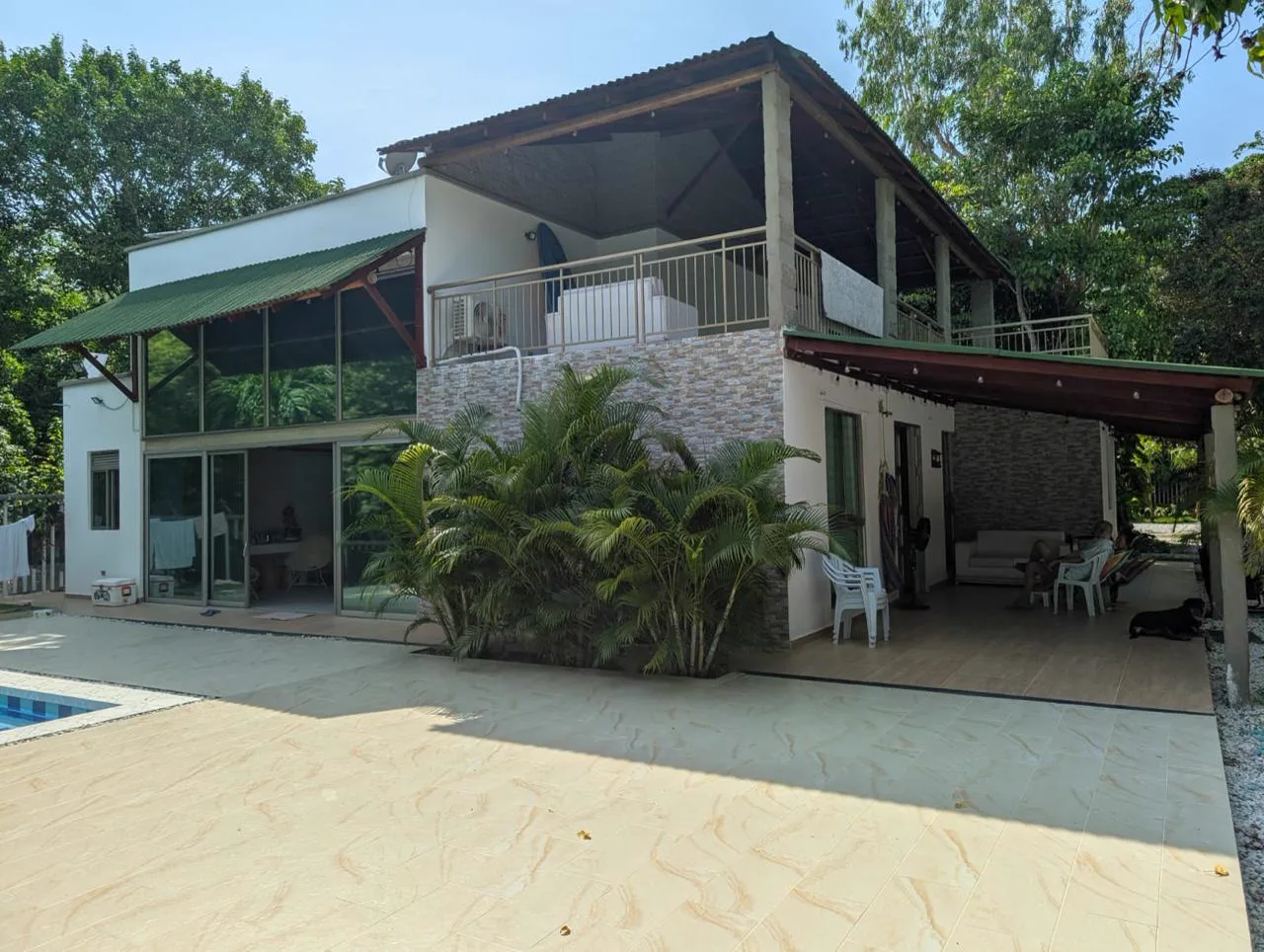 Casa de dos niveles vista desde la piscina