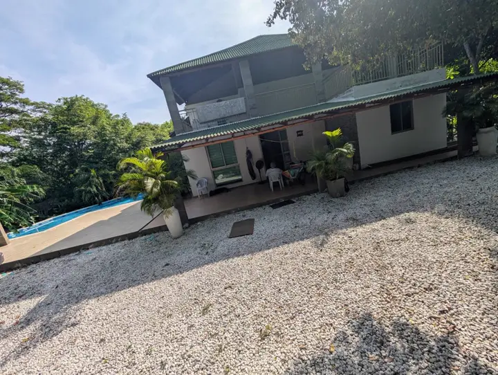 Vista amplia de la casa y el parqueadero interno