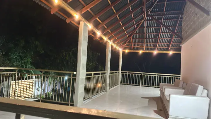 Mirador cubierto en el segundo piso, con guirnaldas de luz
