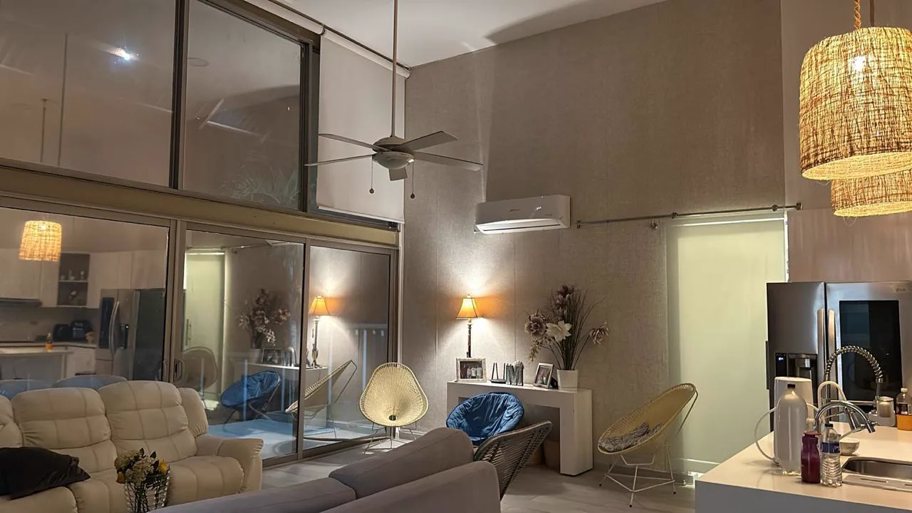 Sala de doble altura con ventanales de piso a techo