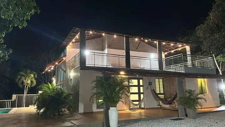 Fachada iluminada de noche